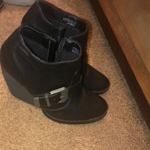 Very volatile Black bootie with silver buckle